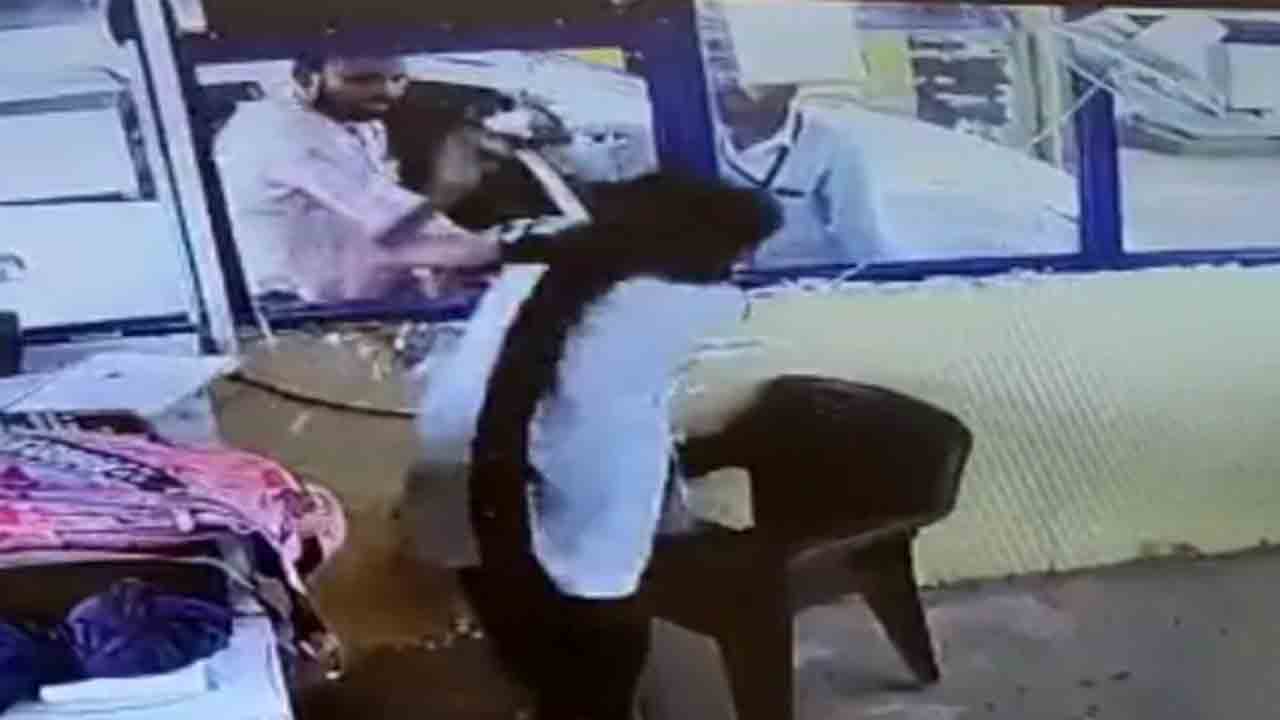 Watch: టోల్‌ రుసుం చెల్లించాలని అడిగిన మహిళా ఉద్యోగిని… చెంపపై కొట్టిన వ్యక్తి