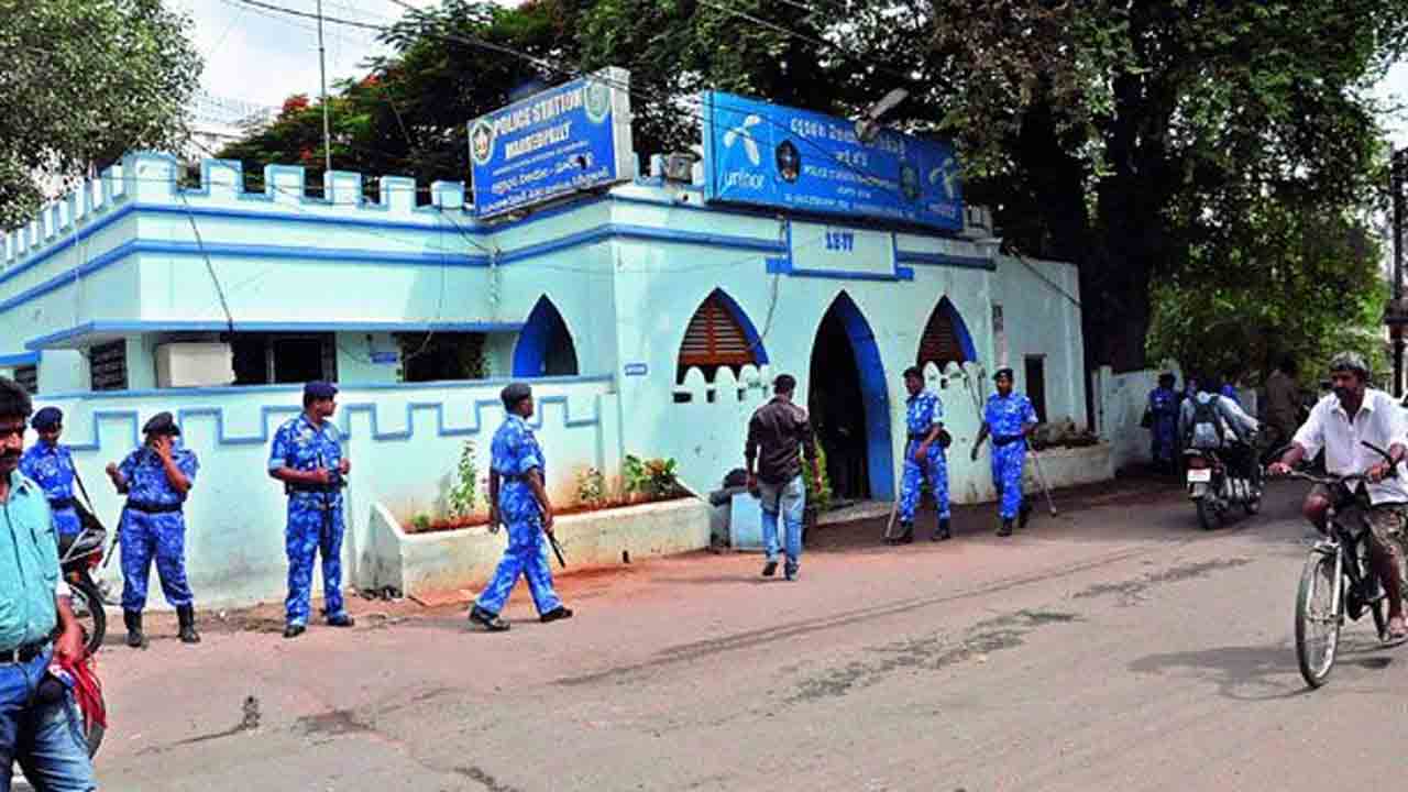 మారేడుపల్లిలో SI పై కత్తితో దాడిచేసిన దుండగులు..