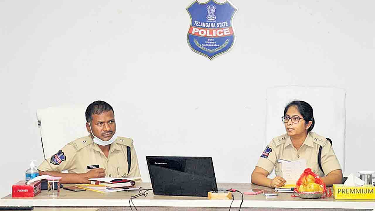 పెండింగ్‌ కేసులను త్వరగా పరిష్కరించాలి