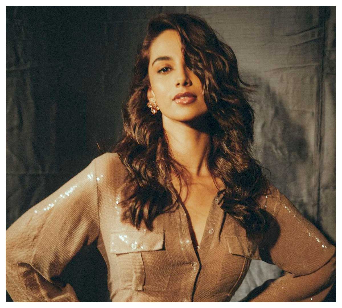 Meenakshi Chaudhary | మ‌త్తెక్కించే చూపుల‌తో పిచ్చెక్కిస్తున్న మీనాక్షి చౌదరి..