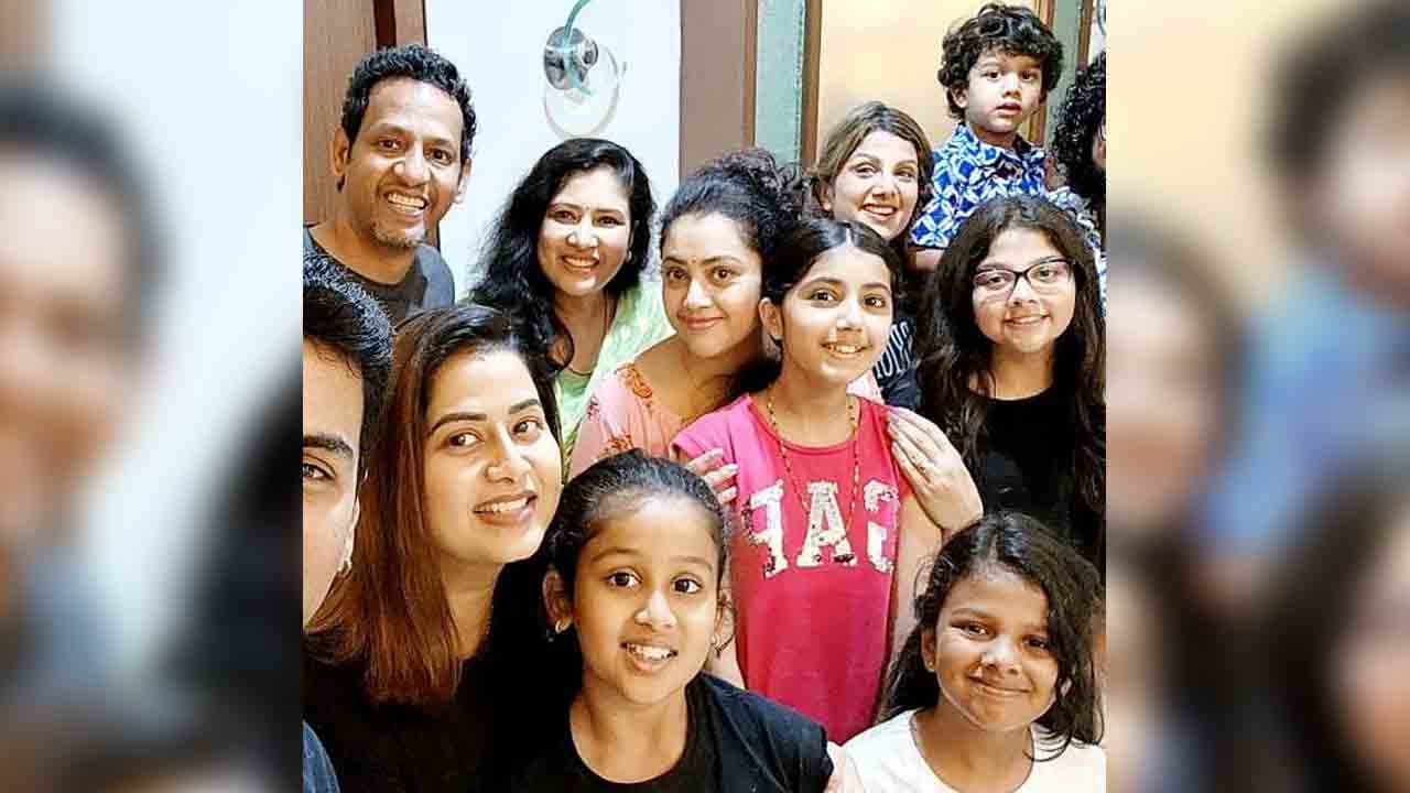 Meena friends | ఇండ‌స్ట్రీ స్నేహితుల‌ను క‌లిసిన మీనా..ఫొటోలు వైర‌ల్