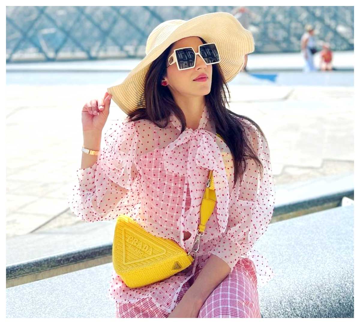 Mehreen Pirzada | గులాబీ డ్రెస్‌లో కైపెక్కిస్తున్న మెహ్రీన్ పిర్జాదా..