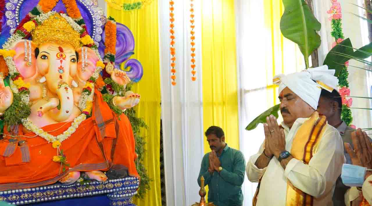 Minister Errabelli Dayakar Rao | వేయిస్తంభాల గుడిలో మంత్రి ఎర్రబెల్లి వినాయక పూజలు