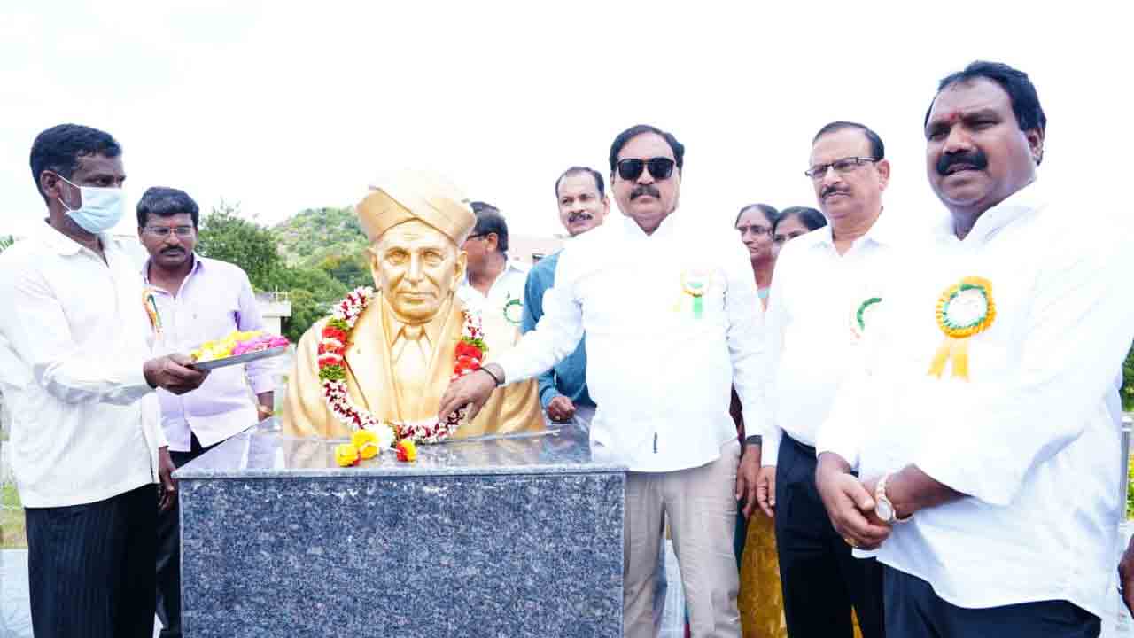 మిషన్ భగీరథ కార్యాలయంలో రక్తదాన శిబిరం ప్రారంభించిన మంత్రి ఎర్రబెల్లి