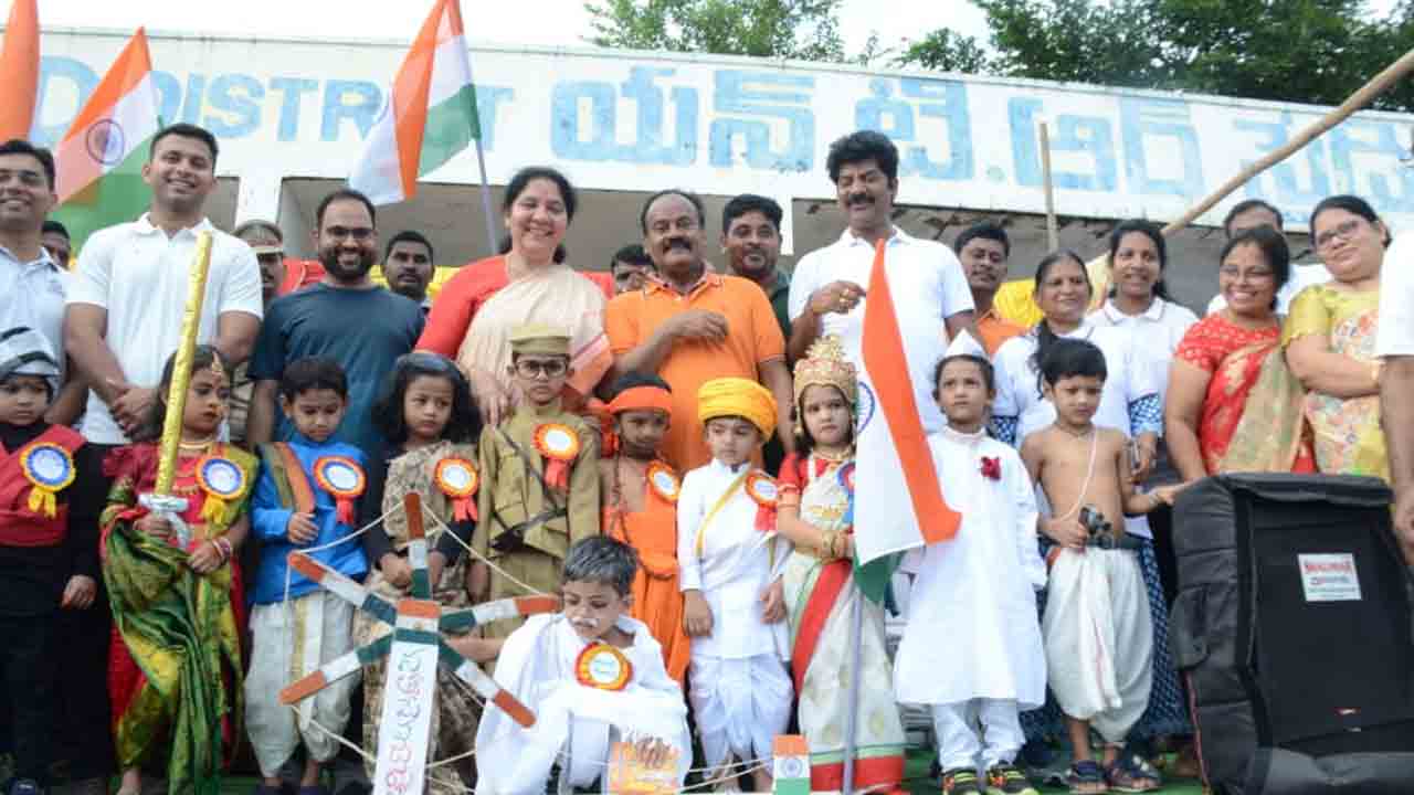 స్వాతంత్య్ర స్ఫూర్తిని నేటి తరానికి అందించాలి: మంత్రి సత్యవతి