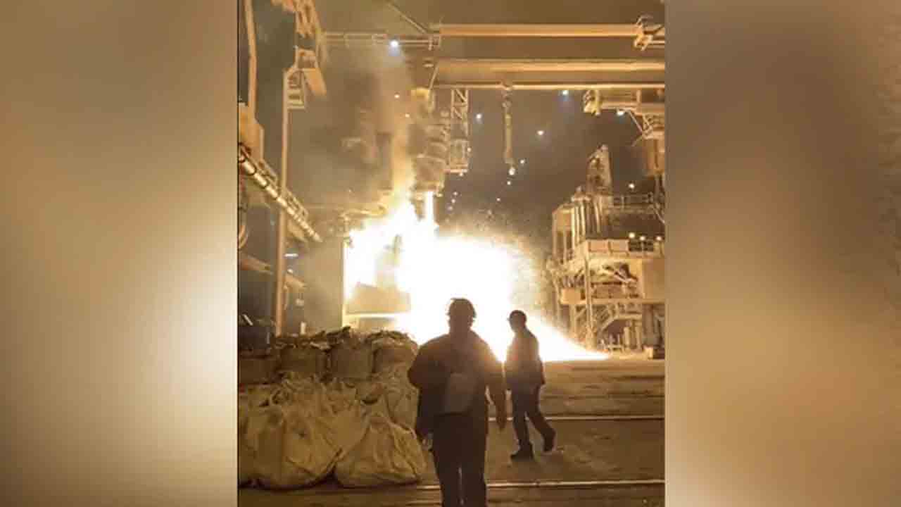 Watch: స్టీల్‌ ప్లాంట్‌లో ప్రమాదం… ఎగసిపడిన కరిగిన ఉక్కు