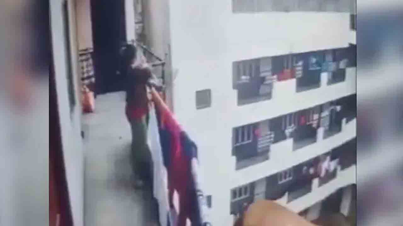 Mother | కన్నబిడ్డను నాలుగో అంతస్తు నుంచి విసిరేసిన తల్లి