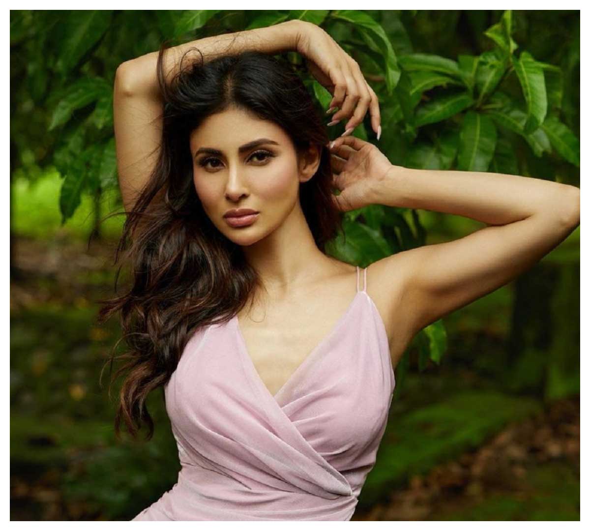 Mouni Roy | స్లీవ్ లెస్ టైట్‌ఫిట్ డ్రెస్‌లో హొయ‌లు పోయిన మౌనీ రాయ్‌..