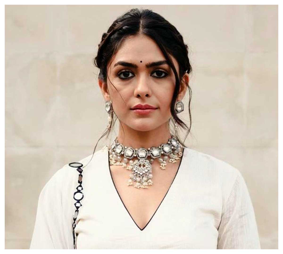 Mrunal Thakur | వైట్ క‌ల‌ర్ డ్రెస్‌లో కైపెక్కిస్తున్న‌ మృణాల్ ఠాకూర్..