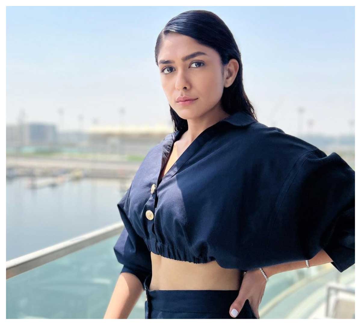 Mrunal Thakur | బ్లూ టాప్‌లో మతులు పోగొడుతున్న మృణాల్ ఠాకూర్..
