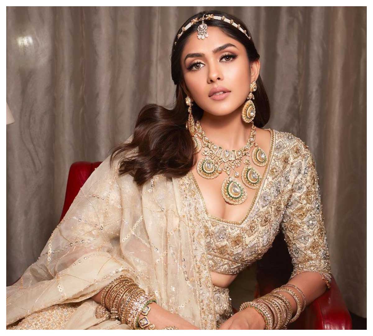 Mrunal Thakur | యువరాణిలా అందాలొలికిస్తున్న మృణాల్ ఠాకూర్..