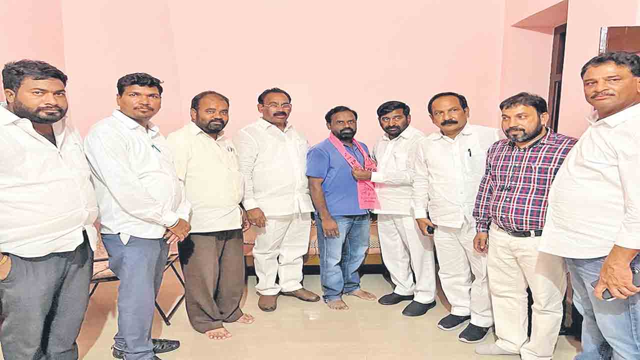 మునుగోడు టీఆర్‌ఎస్‌లోకి వలసలు