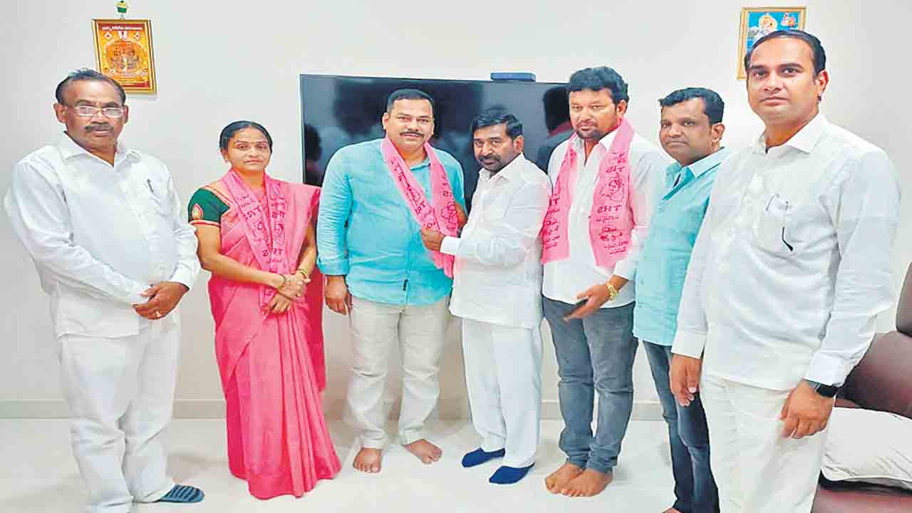 మునుగోడు టీఆర్‌ఎస్‌లోకి భారీగా వలసలు