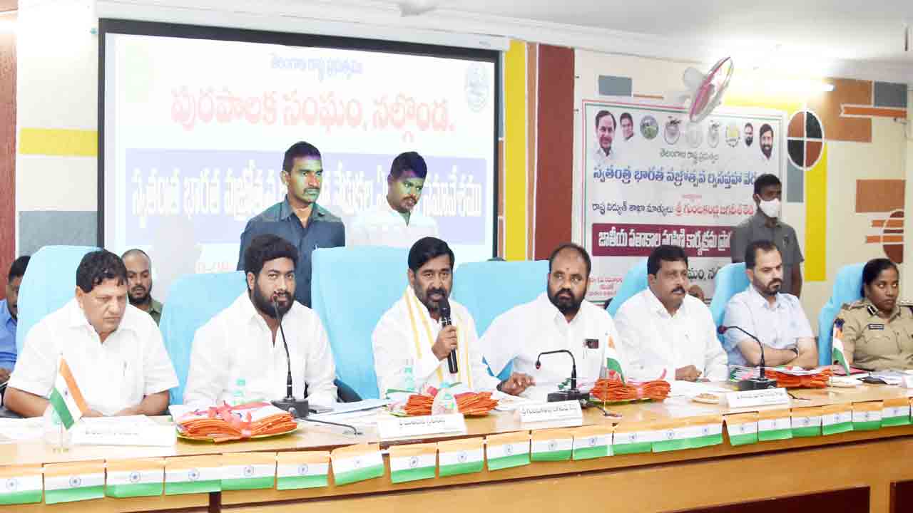 స్వాతంత్య్ర స్ఫూర్తిని ఎలుగెత్తి చాటాలి