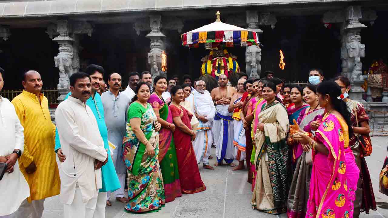 ‘ నిత్యపూజల కోలాహలం