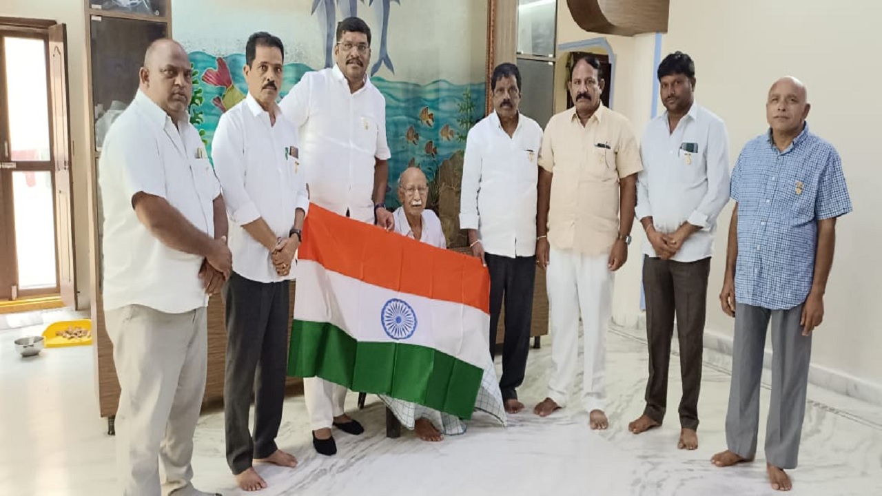 జెండా పండుగ షురూ..