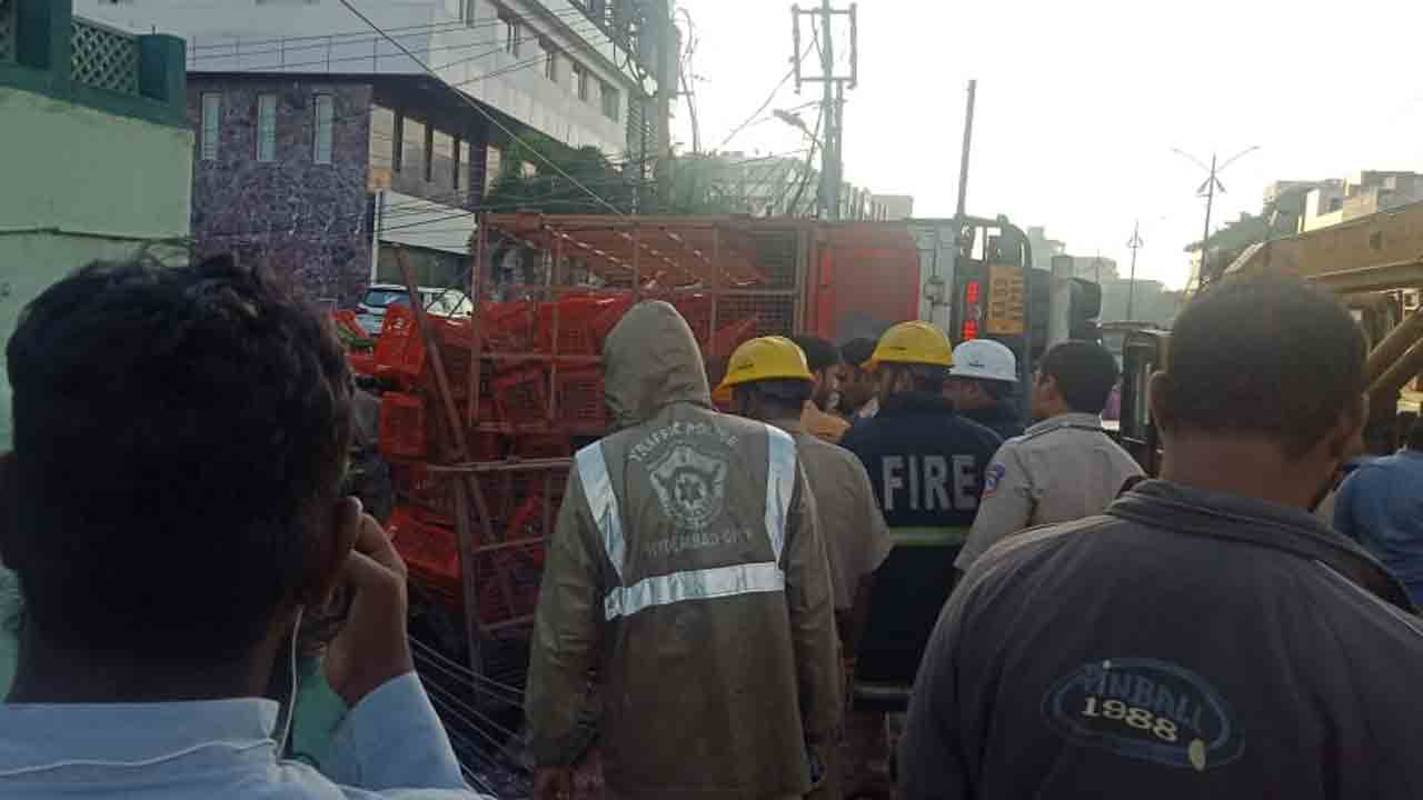 NMDC వద్ద బోల్తాపడిన లారీ.. భారీగా ట్రాఫిక్‌ జాం