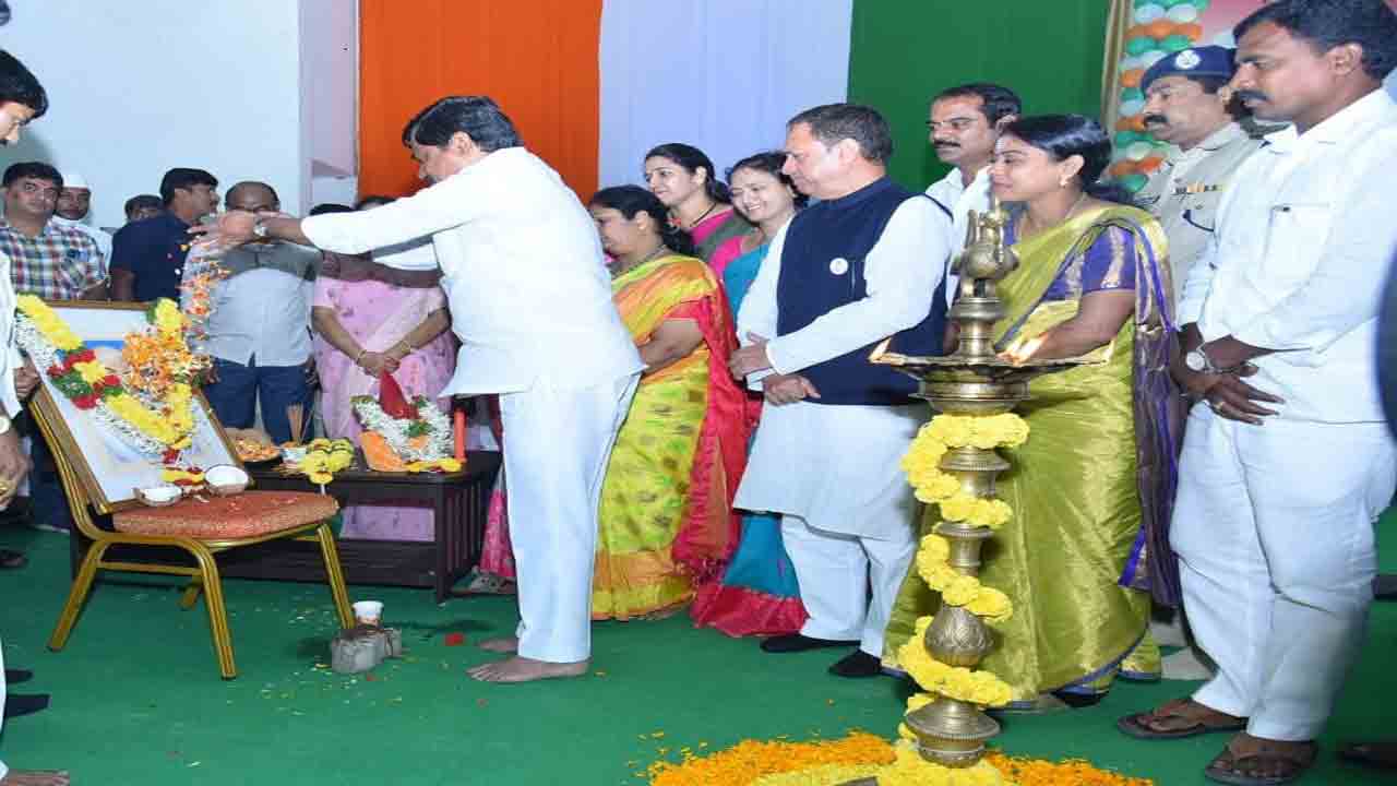 అట్టహాసంగా ప్రారంభమైన వేడుకలు