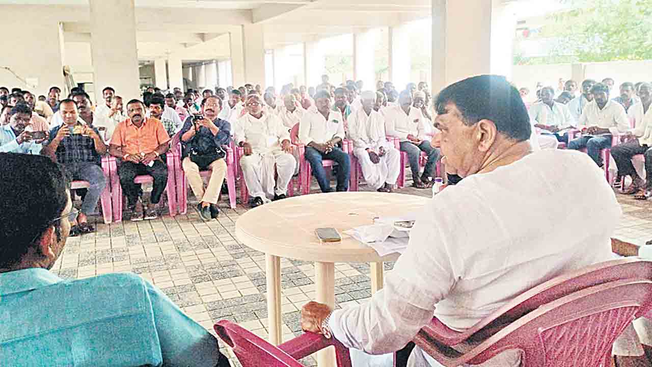 కాంట్రాక్టర్లకు కొమ్ముకాస్తే ఖబడ్దార్‌