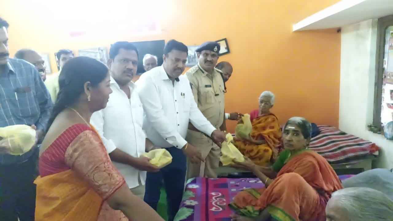 రోగులు, వృద్ధులు, దివ్యాంగులకు పండ్ల పంపిణీ