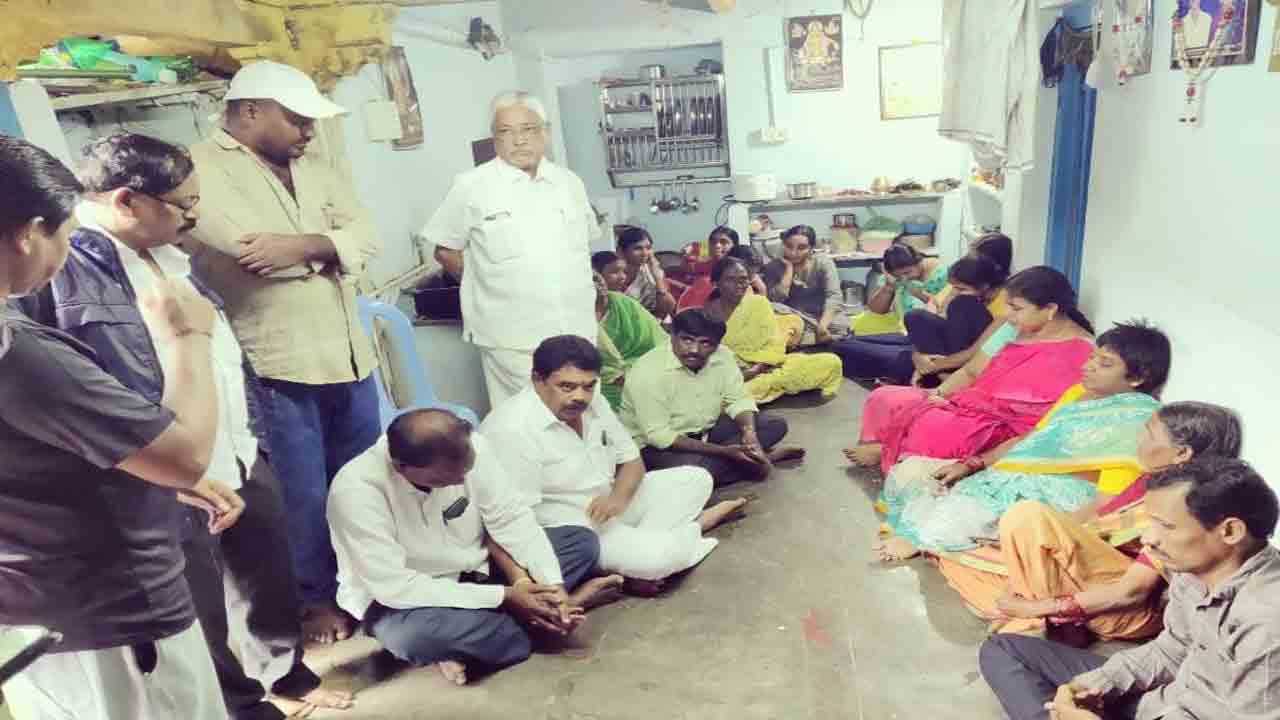 బాధిత కుటుంబాలకు ఆర్థికసాయం