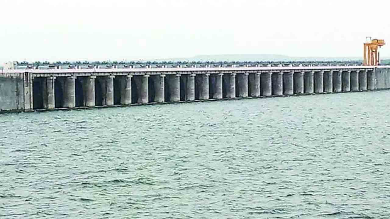 Nagarjuna Sagar | ఇక్కడ మీకేం పని.. సాగర్ డ్యామ్పై తెలంగాణ అధికారులను అడ్డుకున్న ఏపీ ఆఫీసర్లు