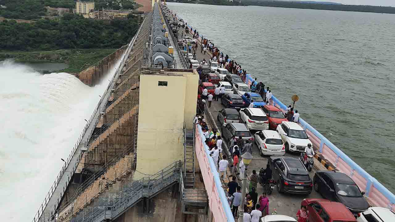 వరద జోరు.. కృష్ణమ్మ హోరు