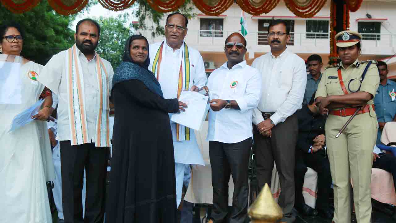 ఆసరా పింఛన్ల పంపిణీ షురూ