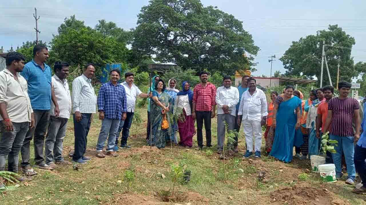 వజ్రోత్సవ సంబురం.. పరుచుకున్న పచ్చదనం