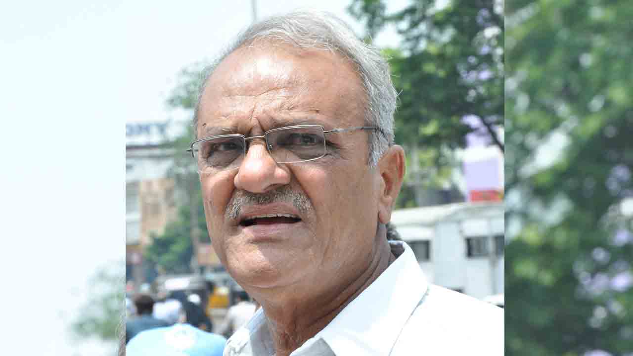 చెప్పులు మోసుడే మీ బతుకు