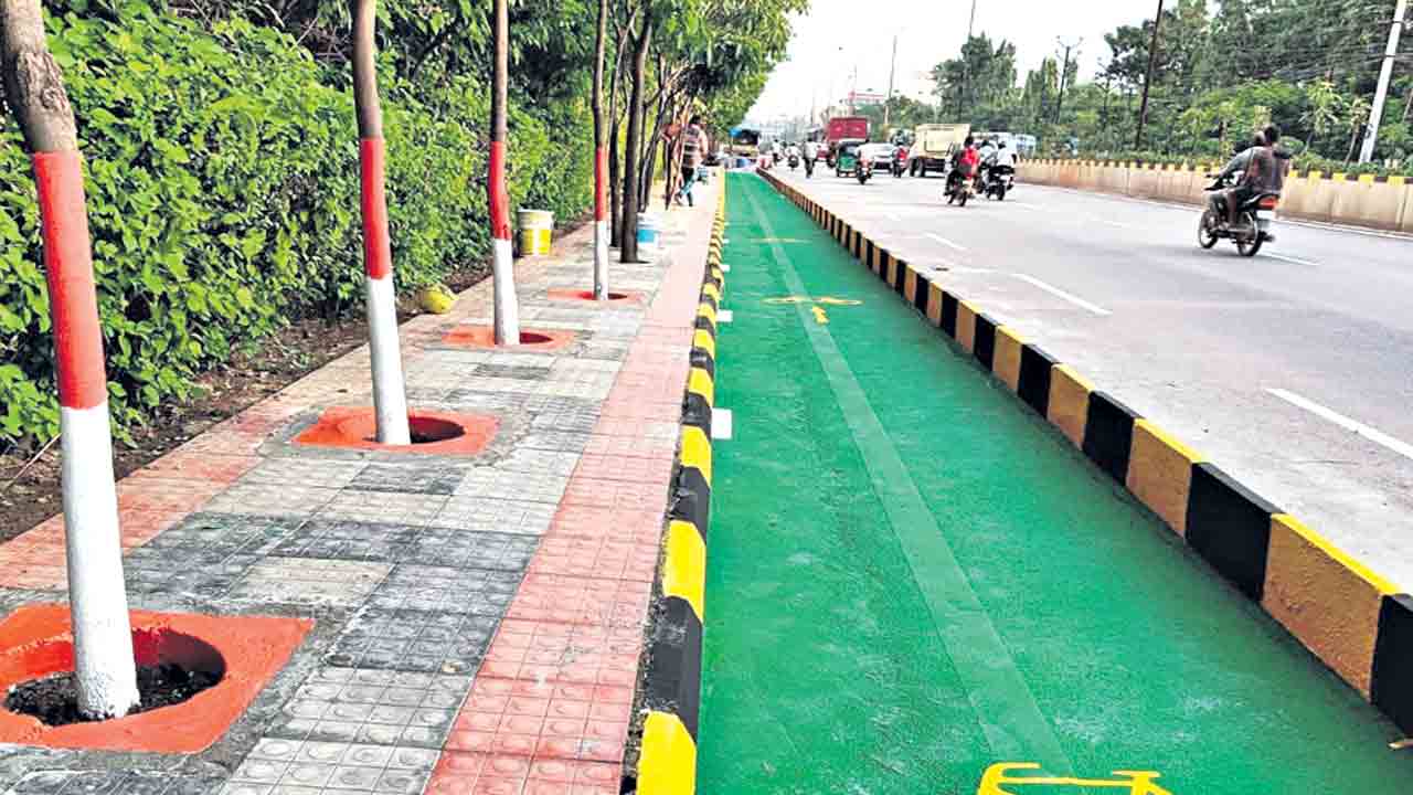 నర్సాపూర్‌ రోడ్డులో.. సైకిల్‌ ట్రాక్‌ సిద్ధం
