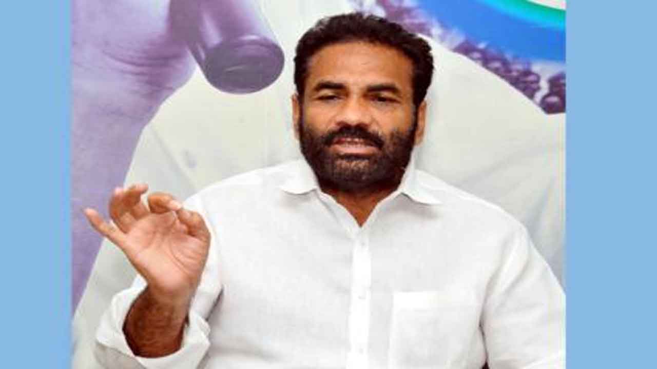 మీ తీరు మారకపోతే గాంధీగిరికి దిగుతా: అధికారులకు ఎమ్మెల్యే హెచ్చరిక