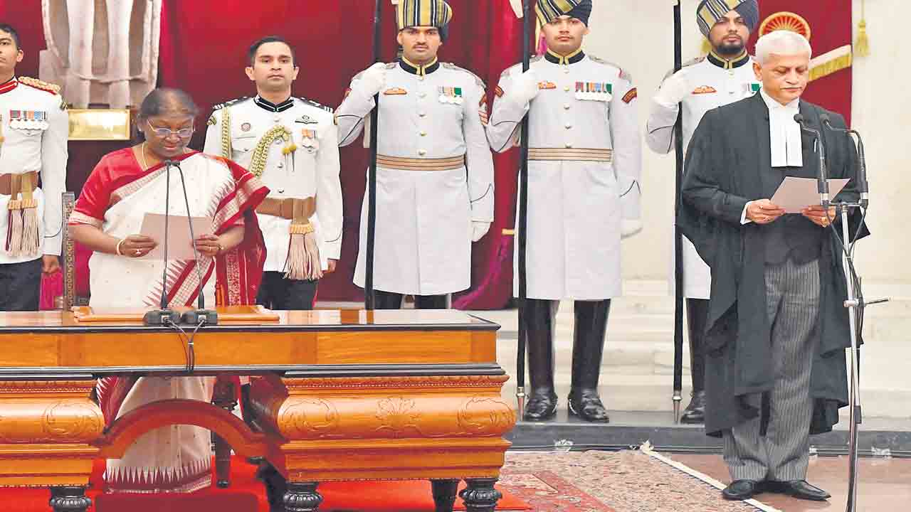 సుప్రీంకోర్టు సిజెఐగా జస్టిస్‌ యుయు లలిత్‌ ప్రమాణం