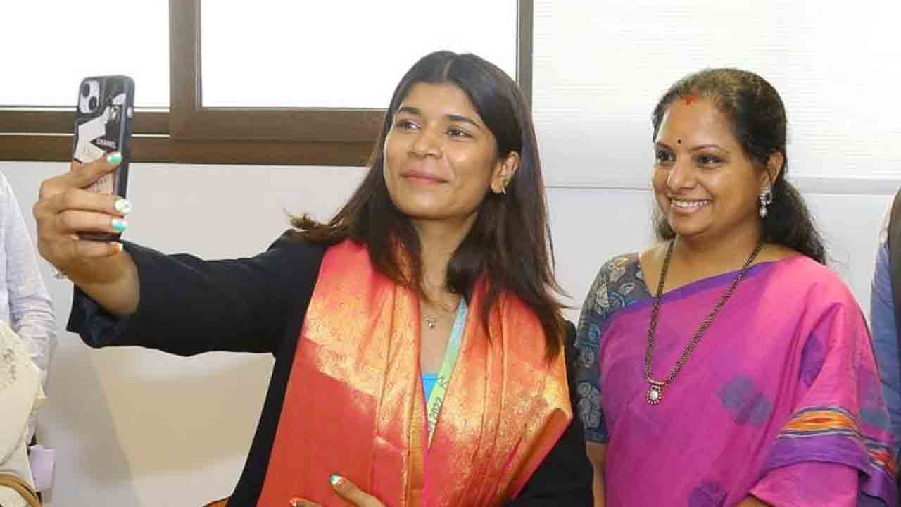 బాక్సర్‌ నిఖత్‌ జరీన్‌ను అభినందించిన ఎమ్మెల్సీ కవిత