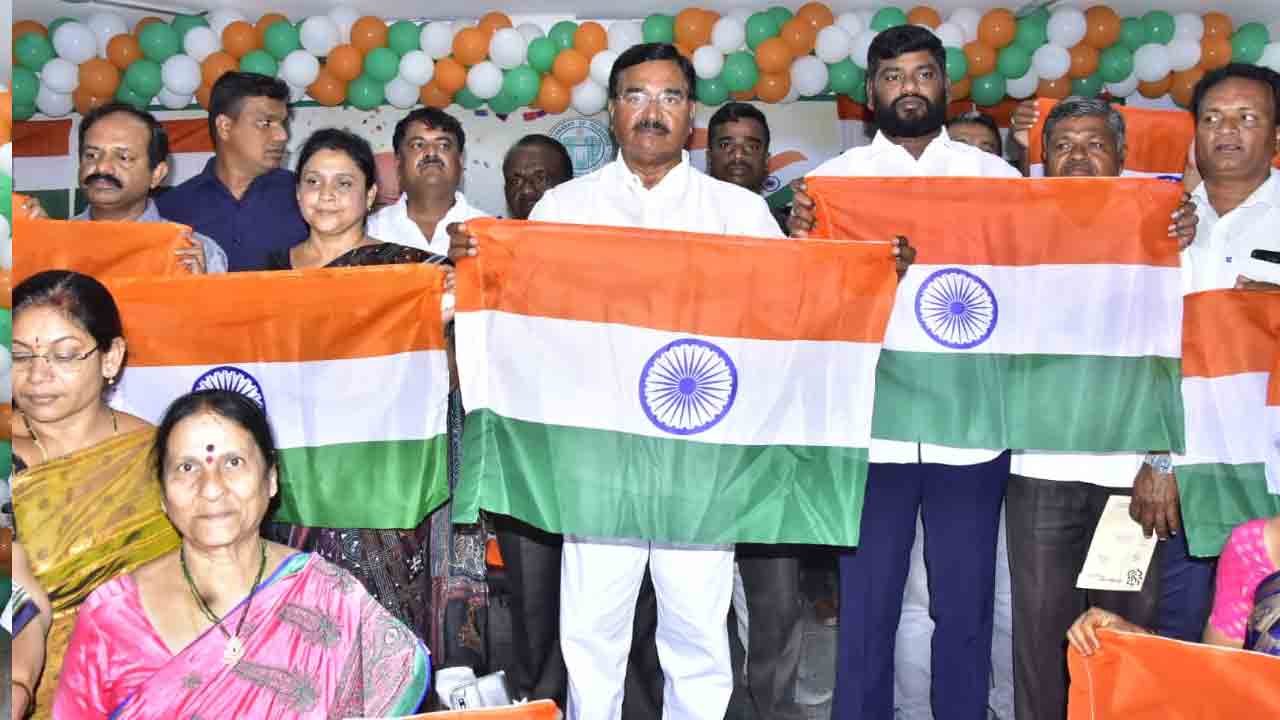 గ‌త చ‌రిత్ర ప్ర‌స్తుత త‌రాల‌కు తెలియాల్సిందే : మంత్రి నిరంజ‌న్ రెడ్డి