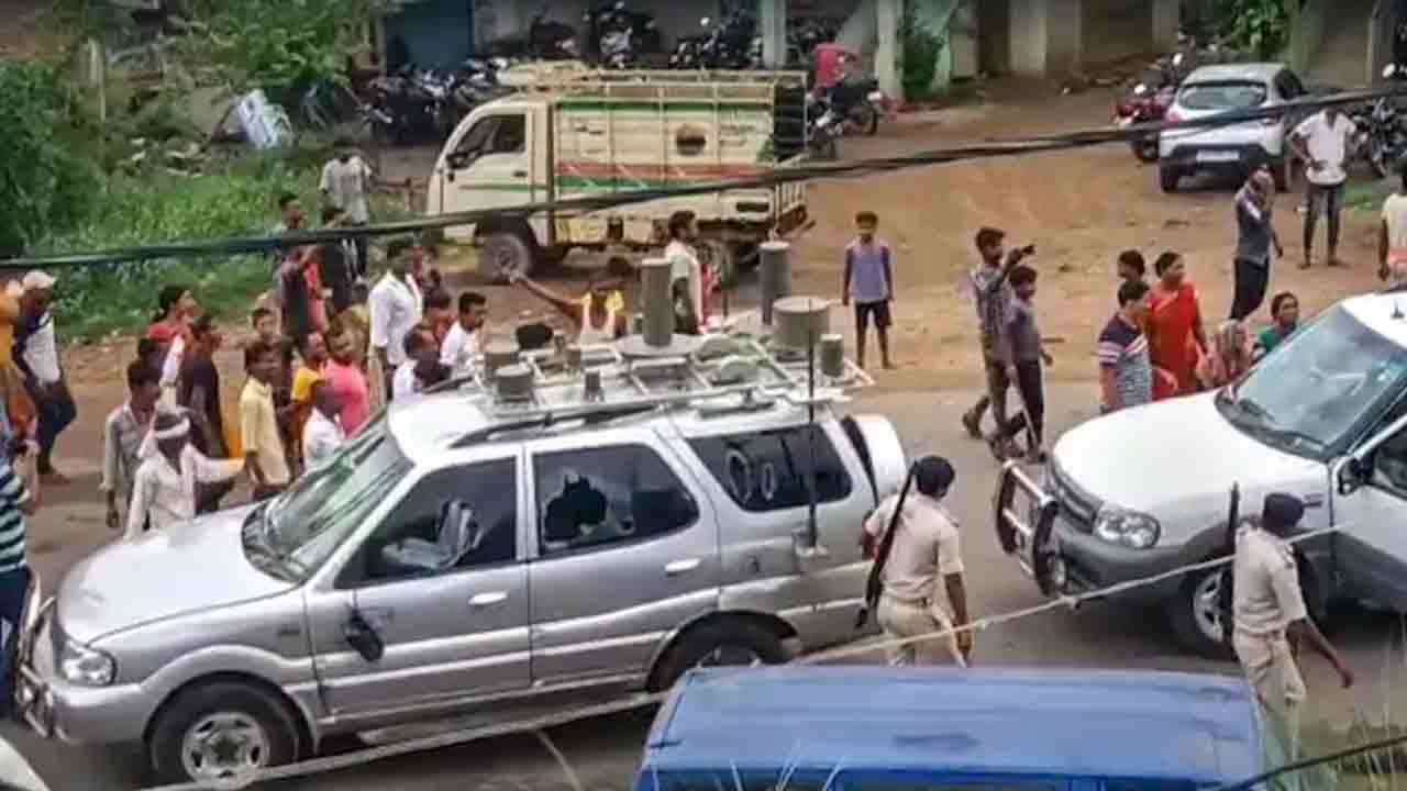 సీఎం కాన్వాయ్‌పై రాళ్లదాడి.. 13 మంది యువకులు అరెస్ట్‌