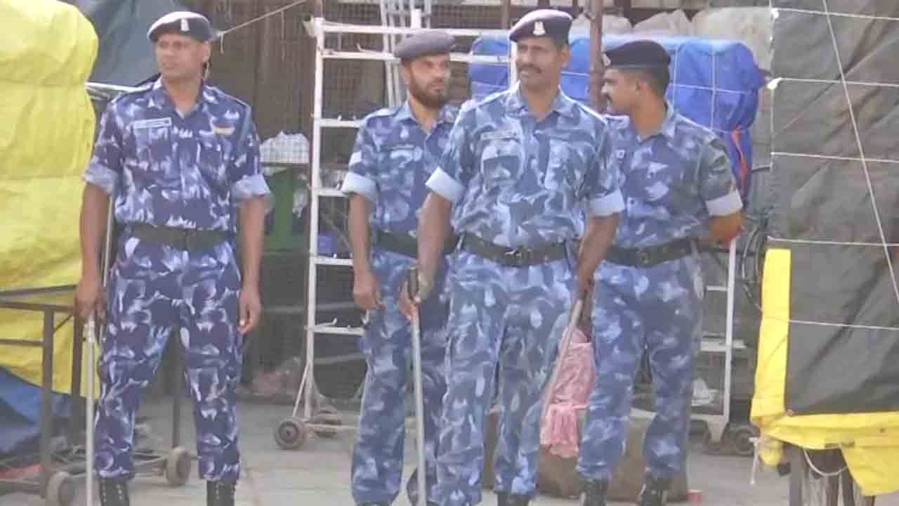 పాతబస్తీలో హై అలర్ట్‌.. భారీగా బలగాల మోహరింపు