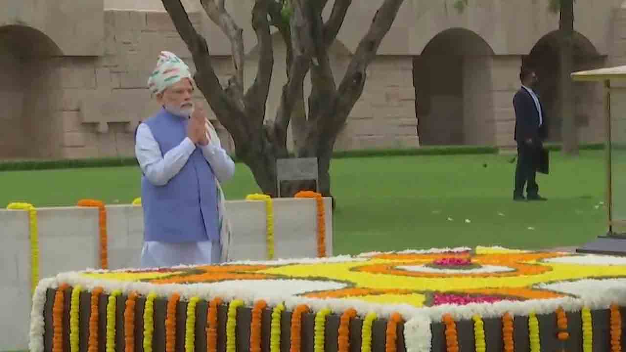 మహాత్మునికి నివాళులర్పించిన ప్రధాని మోదీ