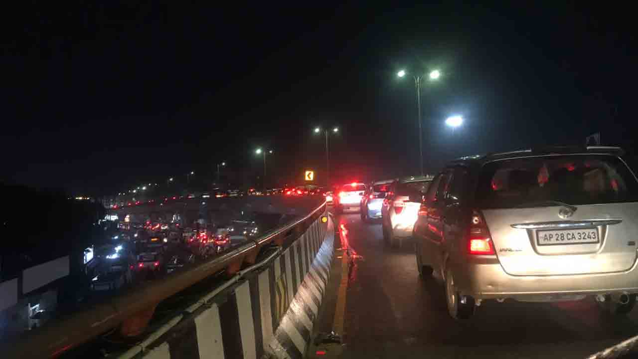 పీవీ న‌ర‌సింహారావు ఎక్స్‌ప్రెస్‌వే పై భారీగా ట్రాఫిక్ జామ్‌