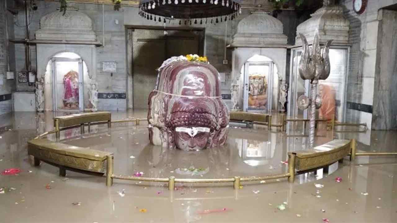 నీట మునిగిన పశుపతినాథ్‌ ఆలయం