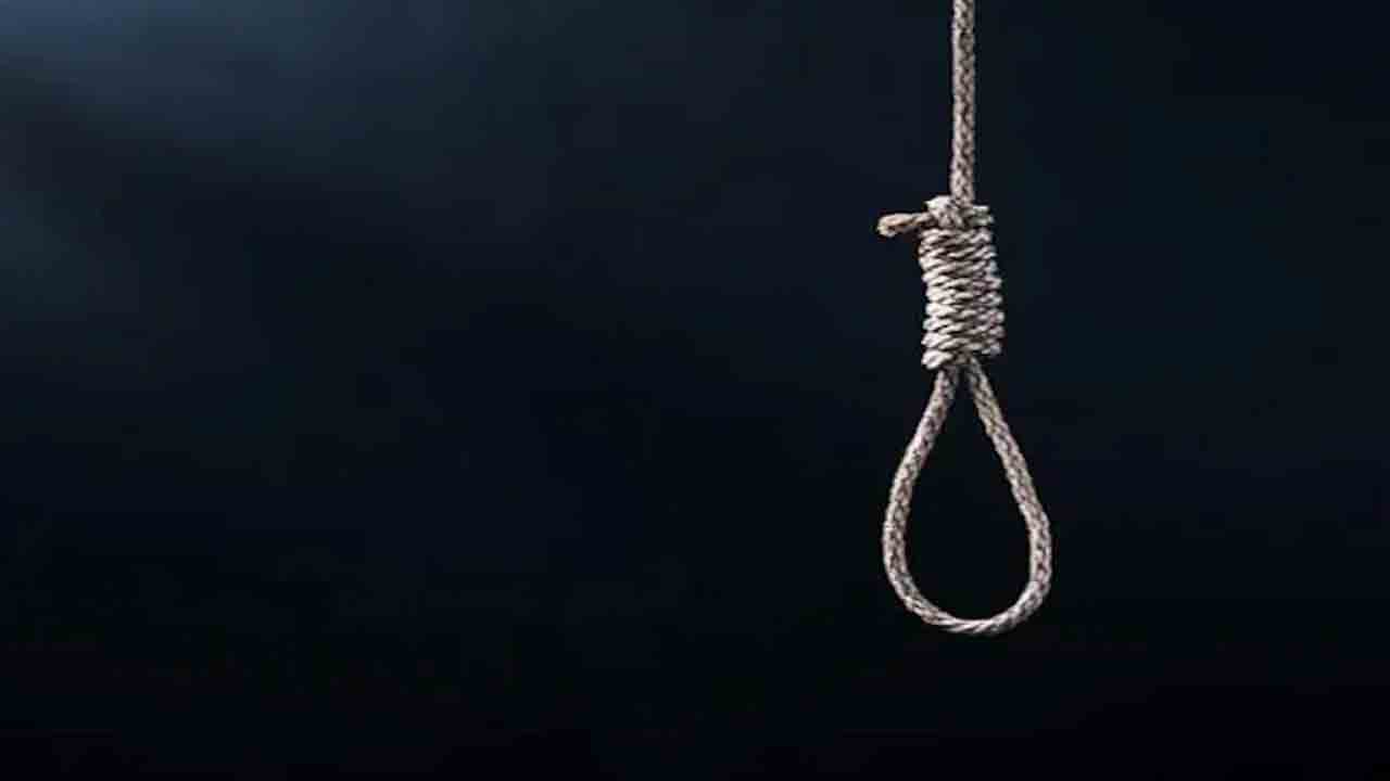 పటాన్‌చెరులో విషాదం.. ఉరేసుకుని ముగ్గురి ఆత్మహత్య