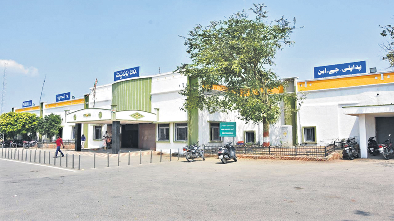 పెద్దపల్లిలో ఆగని తెలంగాణ ఎక్స్‌ప్రెస్‌