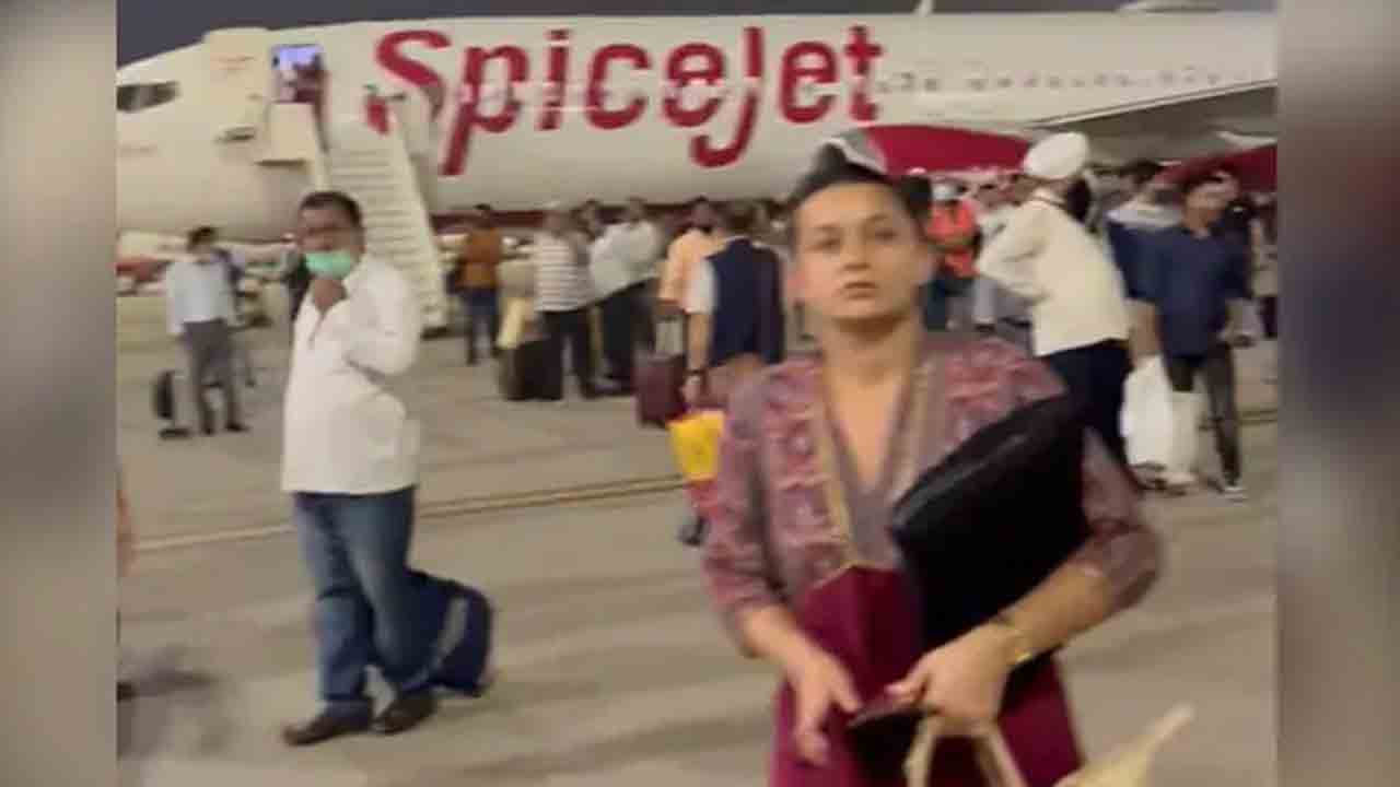 స్పైస్‌జెట్‌పై ప్రయాణికుల మండిపాటు… బే నుంచి టెర్మినల్‌ వైపు నడిచిన కొందరు
