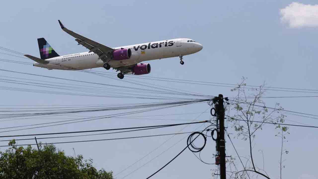 ల్యాండింగ్ టైంలో దాదాపు ఢీకొన్న విమానాలు.. వీడియో తీసిన పైలట్‌పై వేటు!