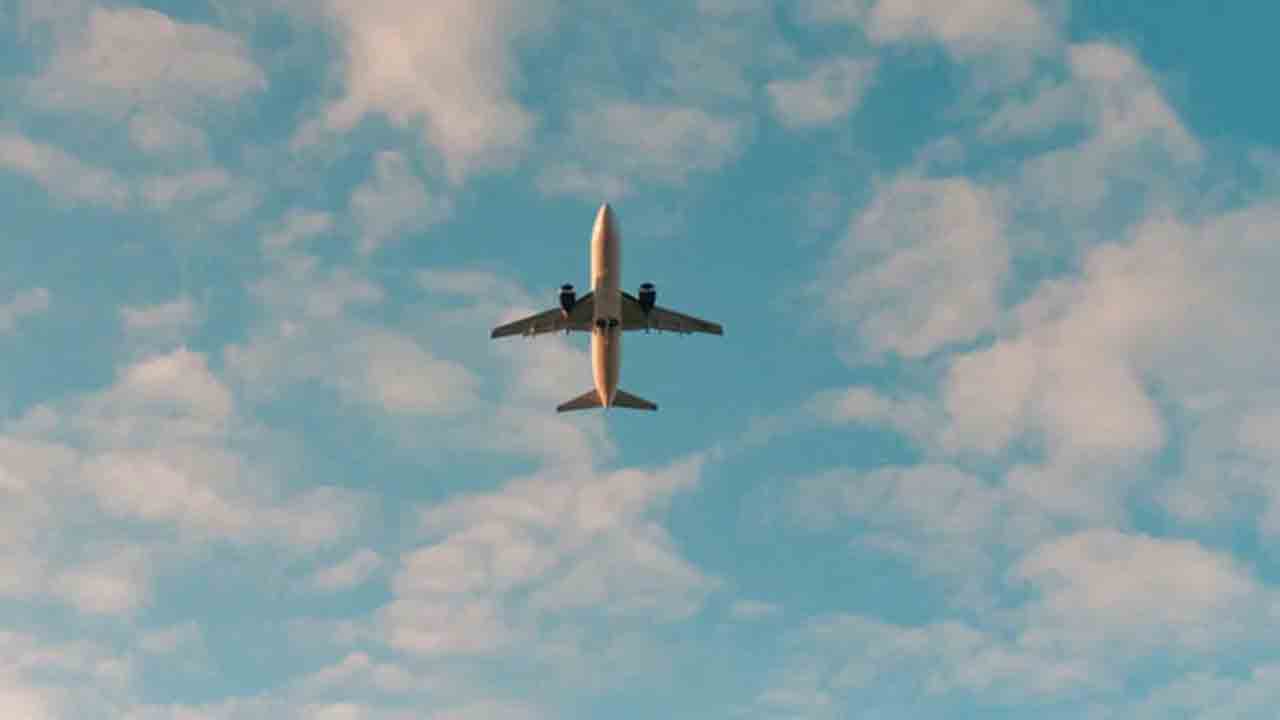 విమానంలో నిద్రపోయిన పైలట్లు… ఎయిర్‌పోర్ట్‌లో ల్యాండింగ్‌ మిస్సింగ్‌