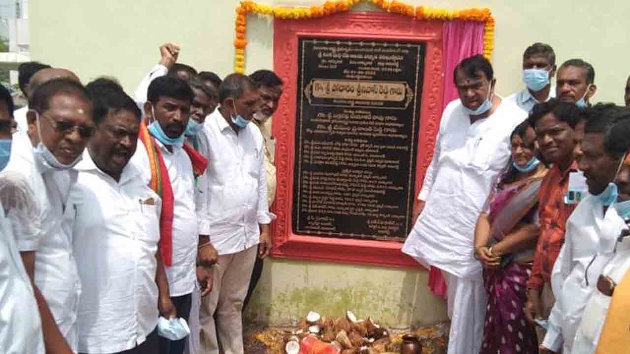 ఆలయ నిర్మాణానికి భూమిపూజ చేసిన స్పీకర్‌ పోచారం