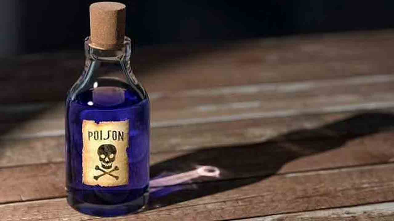 Poison | కడుపు నొప్పికి టానిక్ తాగబోయి.. విషం తాగేసిన యువతి!