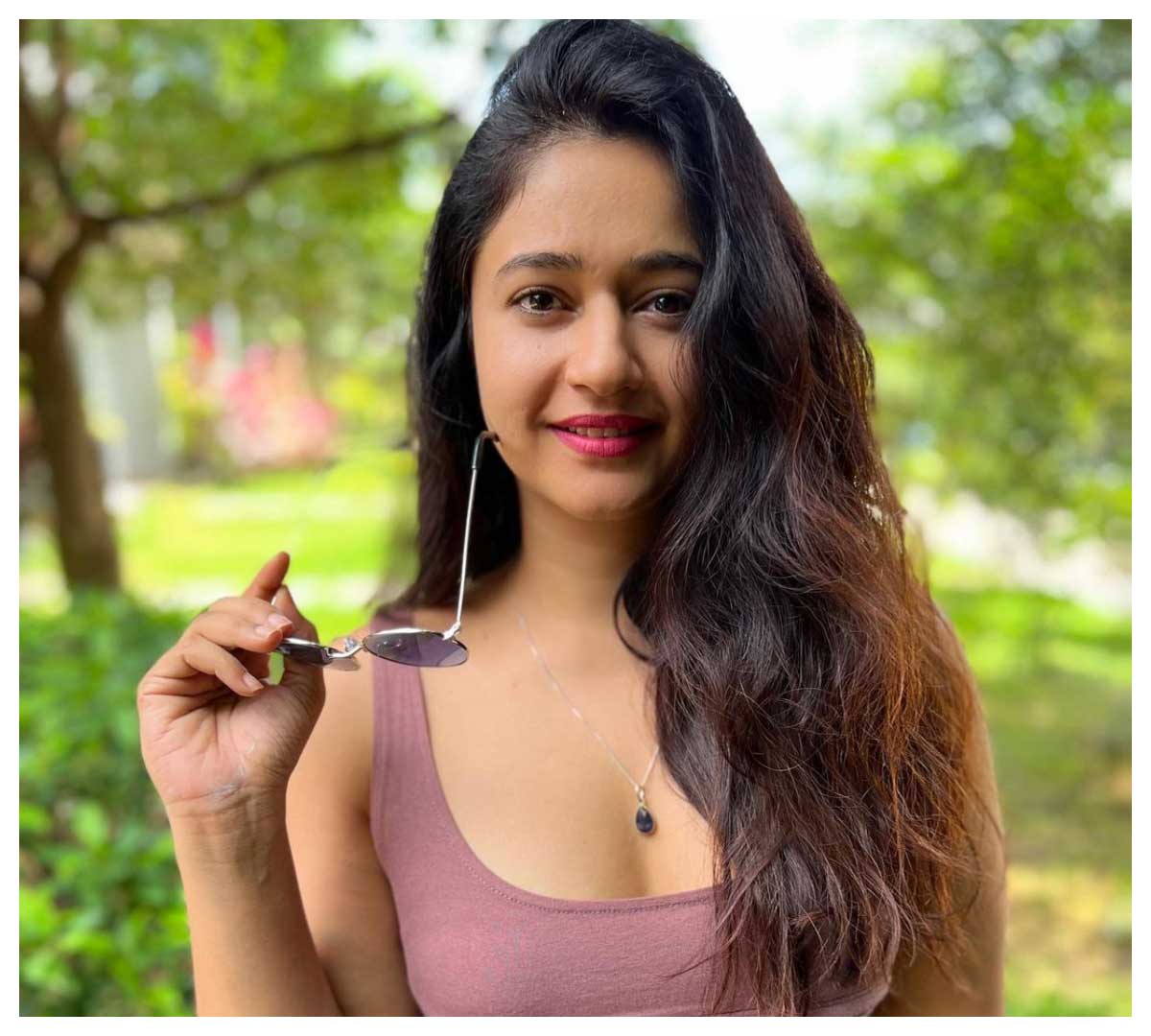 Poonam Bajwa | గ్లామ‌ర్‌ డోసు పెంచిన పూనమ్ బజ్వా..