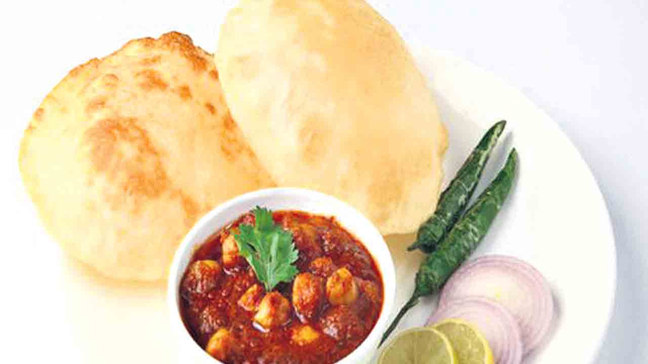 వ్యాక్సిన్‌ వేసుకో.. ఛోలే భటూరే అందుకో!