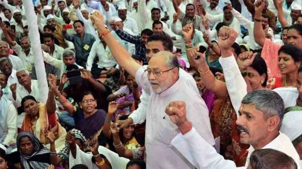 ఢిల్లీలో ప్రధాని మోదీ సోదరుడి ధర్నా..! కారణం ఏంటంటే..?